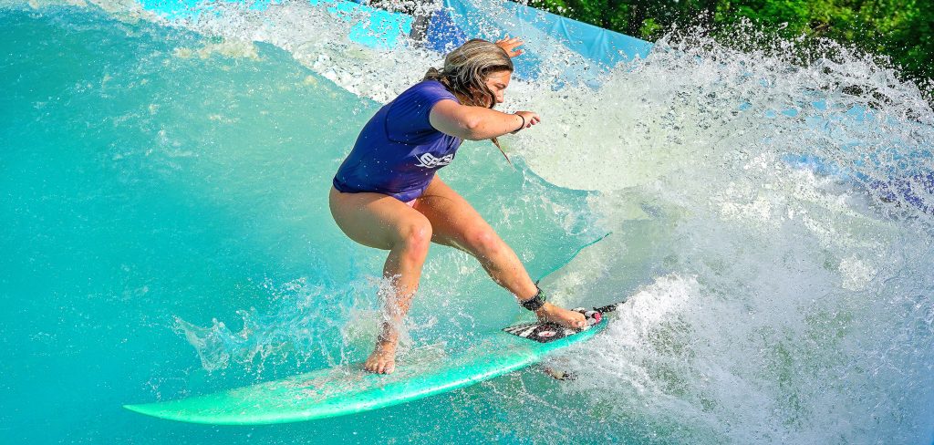 girl carving on epicsurf deep water surf wave